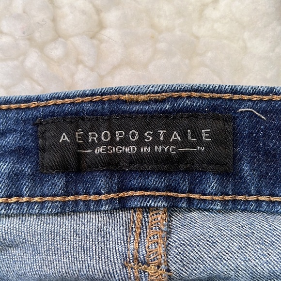 Aeropostale Skinny Leg Jeans in Size 2. EUC. Slightly distressed. - Picture 2 of 6